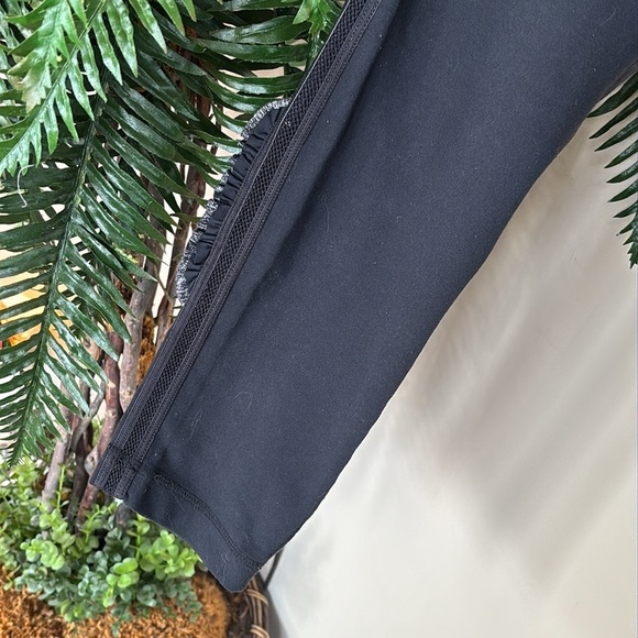 Lululemon Black Cropped Capri Pants Reflective Ruffle Workout Activewear Tights - Picture 5 of 15